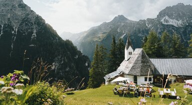 Landschaftsaufnahme vom Wallfahrtskirchlein mit Jausenstation mit Blick taleinwärts und den Bergen im Hintergrund | © TVB Wipptal | Johannes Bitter