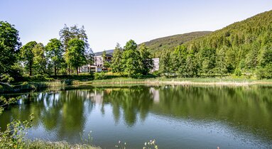 Landschaftsaufnahme vom See mit dem Gebäude vom Bildungshaus im Hintergrund | © TVB Wipptal