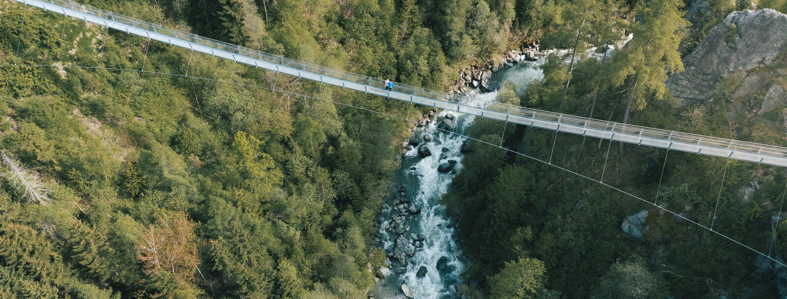 Drohnenaufnahme von zwei Menschen auf der Hängebrücke über der Schlucht | © TVB Wipptal | Johannes Bitter