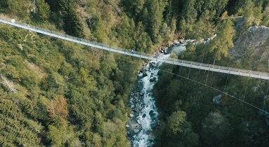 Drohnenaufnahme von zwei Menschen auf der Hängebrücke über der Schlucht | © TVB Wipptal | Johannes Bitter