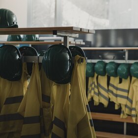 Schutzkleidung und Helme in einer Garderobe aufgehängt | © TVB Wipptal | Johannes Bitter