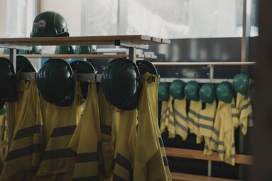 Schutzkleidung und Helme in einer Garderobe aufgehängt | © TVB Wipptal | Johannes Bitter
