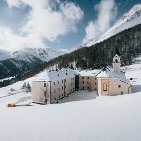 Das Kloster Maria Waldrast inmitten von verschneiter Winterlandschaft in Matrei.
