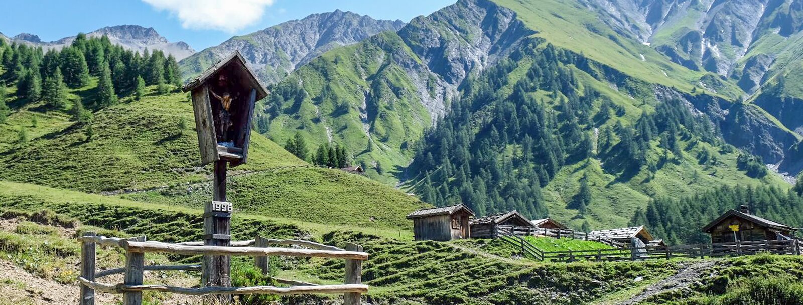 Kreuz vor den Hütten der Kluppenalm | © Werner Kräutler