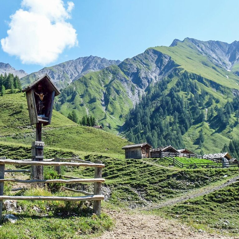 Kreuz vor den Hütten der Kluppenalm | © Werner Kräutler