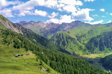 Links im Bild die Hütten der Mader Ochsenalm in Schmirn, rechts unten Kasern | © Helga Beermeister