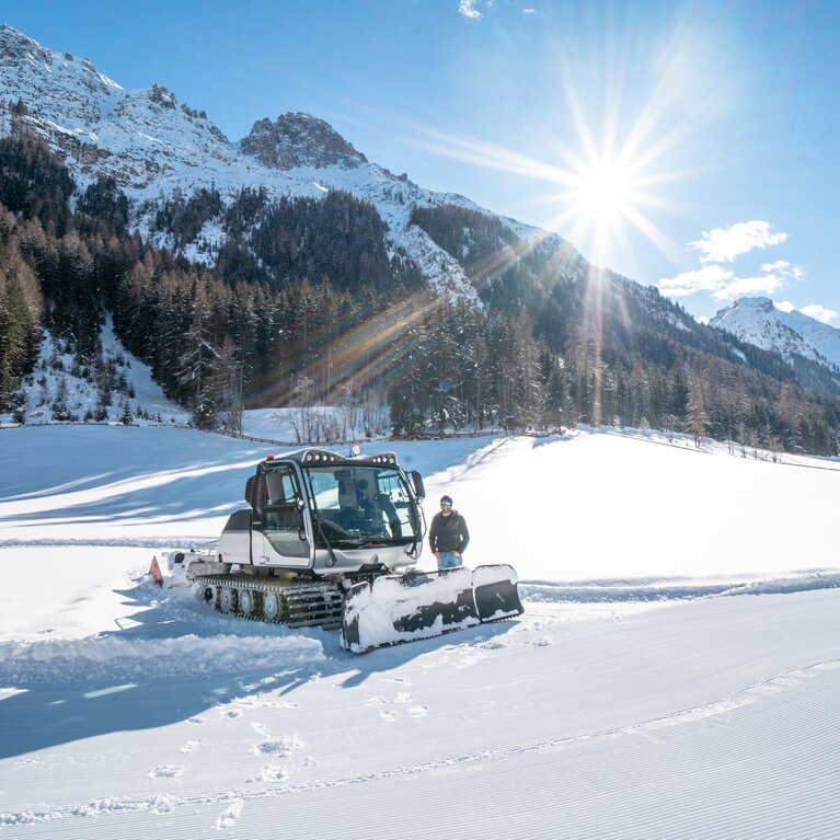 Loipenmeister Paul und sein Husky im Gschnitztal | © TVB Wipptal | Helena Beermeister