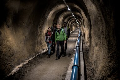 Im Wasserstollen - die Rundwanderung lässt tief blicken | © TVB Wipptal | Carmesine