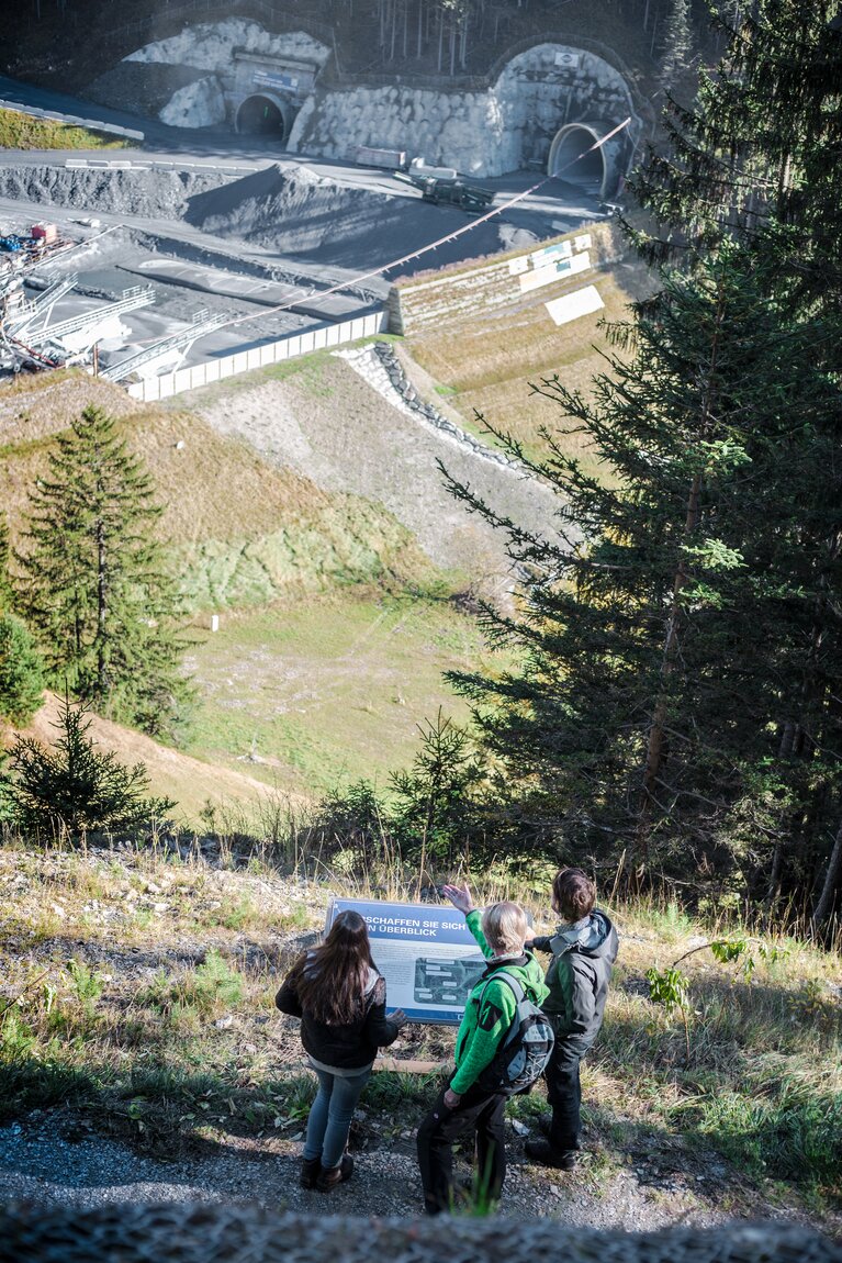 Infotafeln rund um den Brenner Basistunnel befinden sich am Rundweg. | © TVB Wipptal | Carmesine