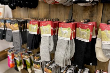 Hochwertige Socken aus Alpakawolle im Hofladen von Renate | © Daniela Achmüller