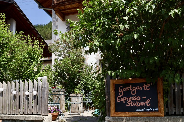 Gastgarten gegenüber des Wienerhofs im Bergsteigerdorf Trins | © Nicole Fiedler