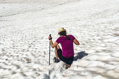 Mühsames Vorankommen beim Wandern über große Schneefelder bei der Geraerhütte. | © TVB Wipptal - Judith Hammer