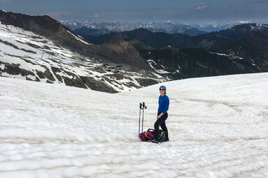 Kurze Pause vor der Friesenbergscharte im Schnee | © Judith Hammer