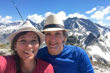 Victoria und ich am Gipfel des Kraxentragers auf 2.999 m - naja fast 3.000! | © TVB Wipptal - Judith Hammer