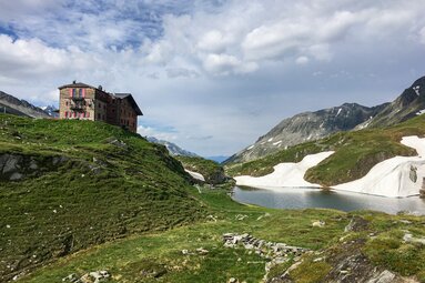 Das Pfitscherjochhaus mit See - schon auf italienischem Boden | © TVB Wipptal - Judith Hammer