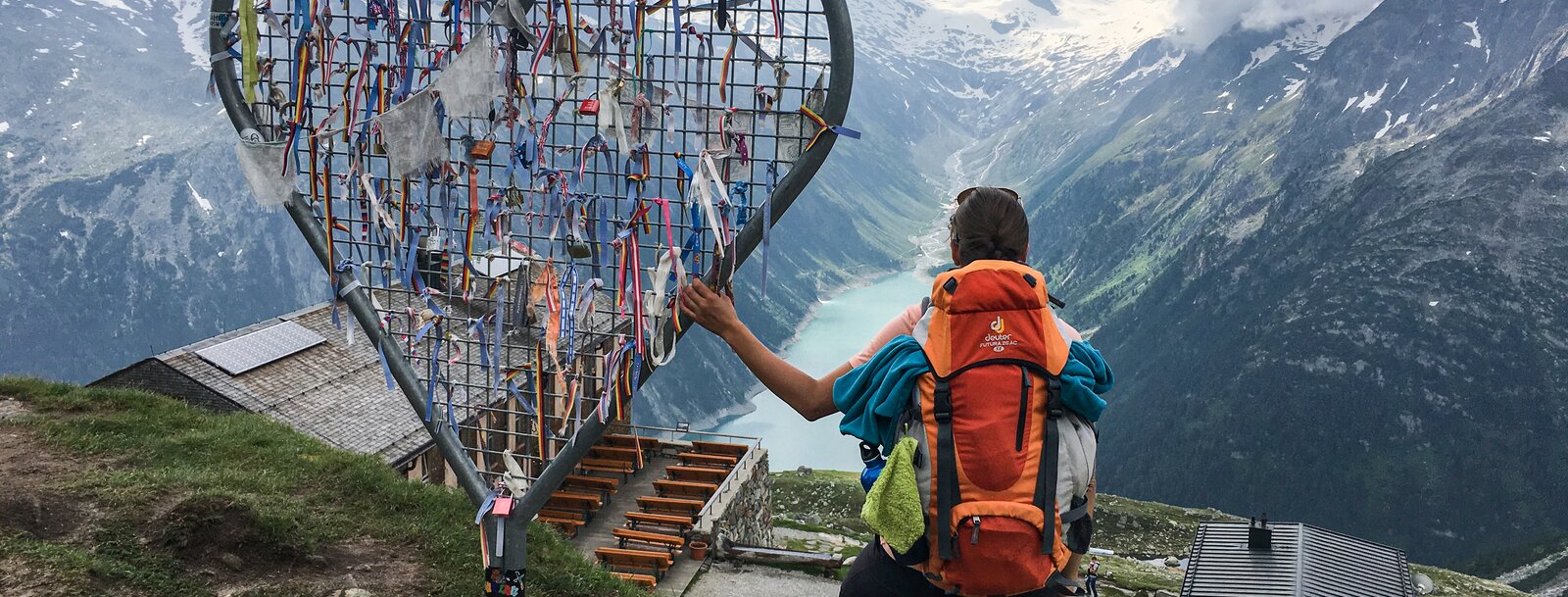 Wandererin beim Herz oberhalb der Olpererhütte mit Blick auf den Schlegeisspeicher | © TVB Wipptal - Judith Hammer