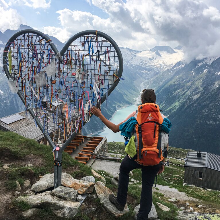 Wandererin beim Herz oberhalb der Olpererhütte mit Blick auf den Schlegeisspeicher | © TVB Wipptal - Judith Hammer