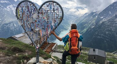 Wandererin beim Herz oberhalb der Olpererhütte mit Blick auf den Schlegeisspeicher | © TVB Wipptal - Judith Hammer