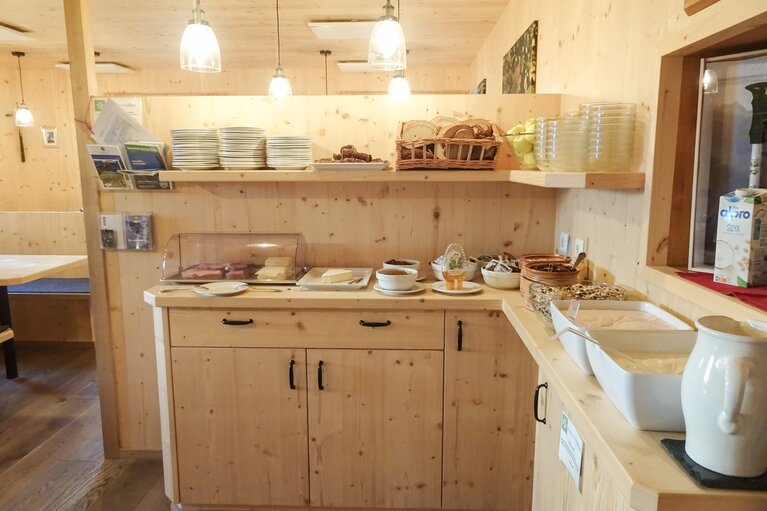 Gaststube auf der Hütte - Das Frühstücksbuffet auf der Bremer Hütte lässt keine Wünsche offen | © TVB Wipptal | Nicole Fiedler
