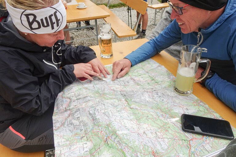 Die Tourenplanung macht man auf einer Hütte auch gerne mal mit einer guten alten Wanderkarte | © TVB Wipptal | Barbara Jenewein