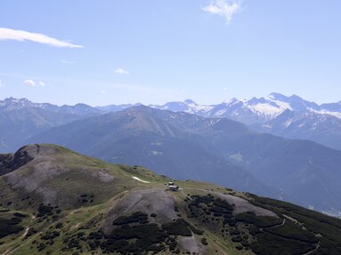 Panoramabild vom Blaser mit Hütte in Trins | © TVB Wipptal | Nicole Fiedler