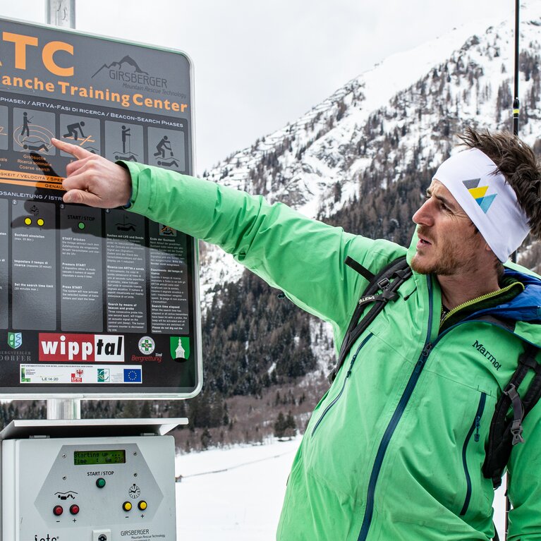Die Übersichtstafel beim LVS Park erklärt, wie man bei der Verschütteten-Suche und bei der Übung im LVS-Park vorgehen muss. | © TVB Wipptal | Judith Hammer