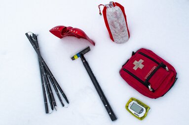 Sicherheitsausrüstung zum Skitouren gehen: Sonde, Schaufel, LVS-Gerät, Erste-Hilfe-Paket, Biwaksack | © TVB Wipptal | Judith Hammer