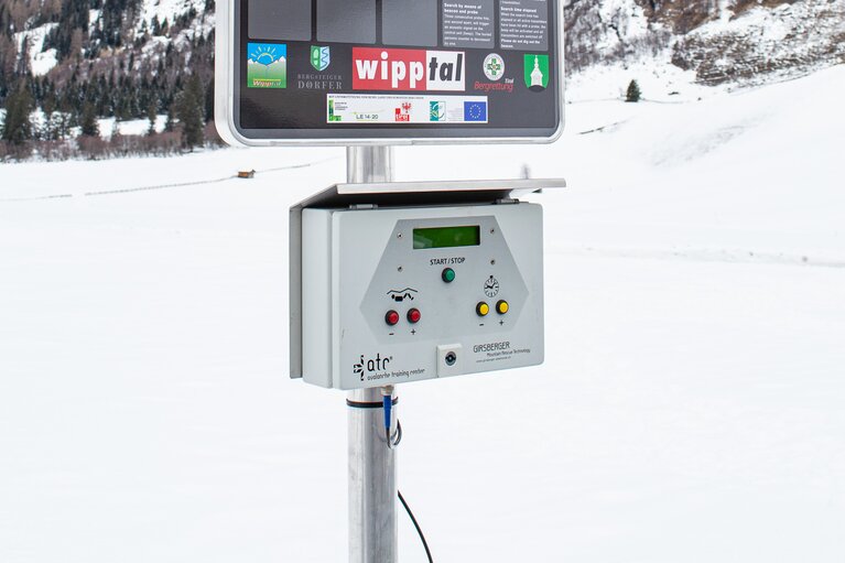 Bei der Basisstation unterhalb der Einführungstafel kann der LVS-Park aktiviert werden. | © TVB Wipptal | Judith Hammer