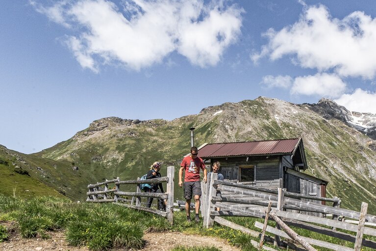 Drei Wanderer auf der Hochalm  | © TVB Wipptal | Helena Beermeister