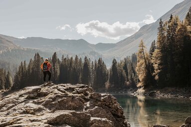 Ein Wanderin genießt den Blick über den Obernberger See im Wipptal | © TVB Wipptal | Victoria Hörtnagl