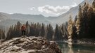 Ein Wanderin genießt den Blick über den Obernberger See im Wipptal | © TVB Wipptal | Victoria Hörtnagl
