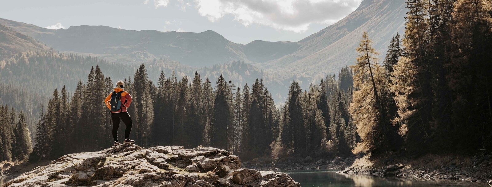 Ein Wanderin genießt den Blick über den Obernberger See im Wipptal | © TVB Wipptal | Victoria Hörtnagl
