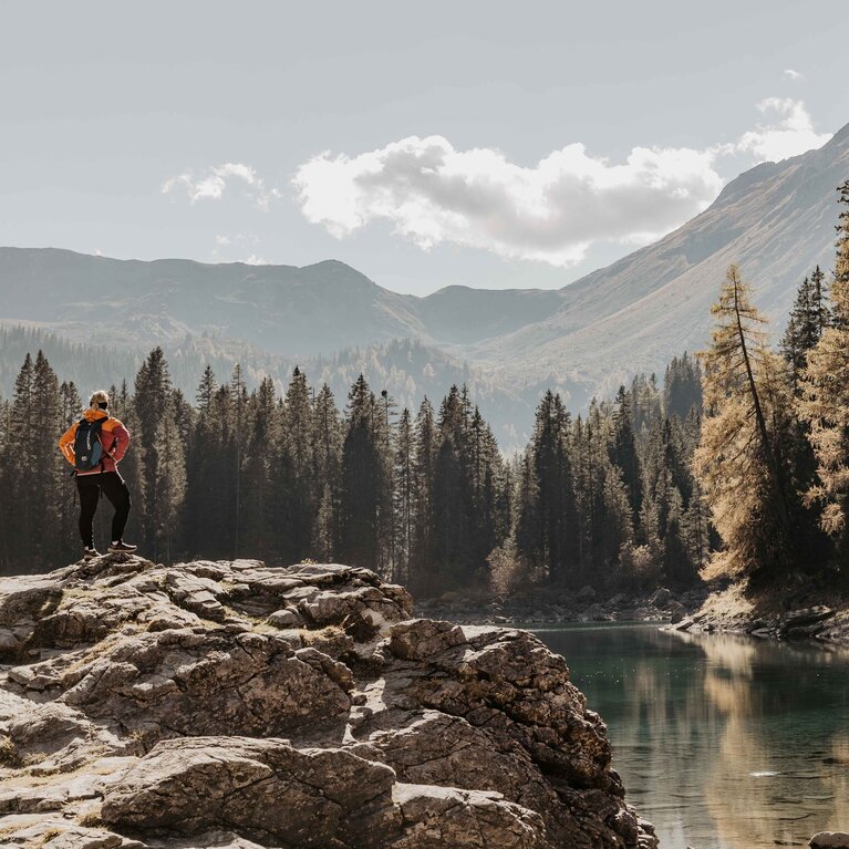 Ein Wanderin genießt den Blick über den Obernberger See im Wipptal | © TVB Wipptal | Victoria Hörtnagl