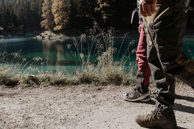 Wanderer gehen entlang des Rundeweges am Obernberger See | © TVB Wipptal | Victoria Hörtnal
