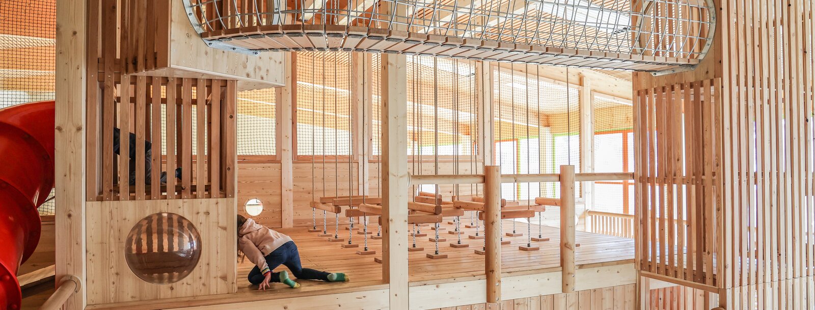 Kind beim Spielen im Indoor-Holzspielplatz beim JUFA Hotel Wipptal | © Ewelina Herzog
