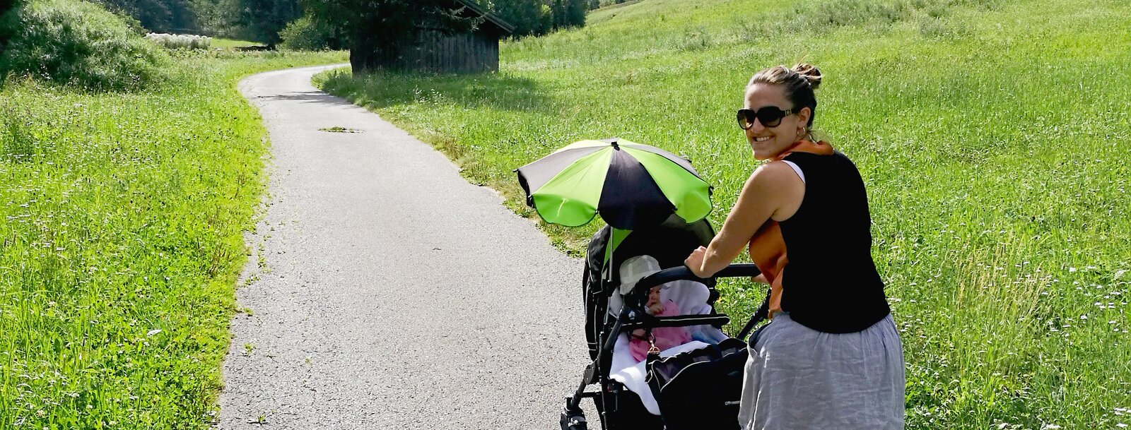 Frau schiebt den Kinderwagen am Bachweg im Gschnitztal | © Peter Holzmann