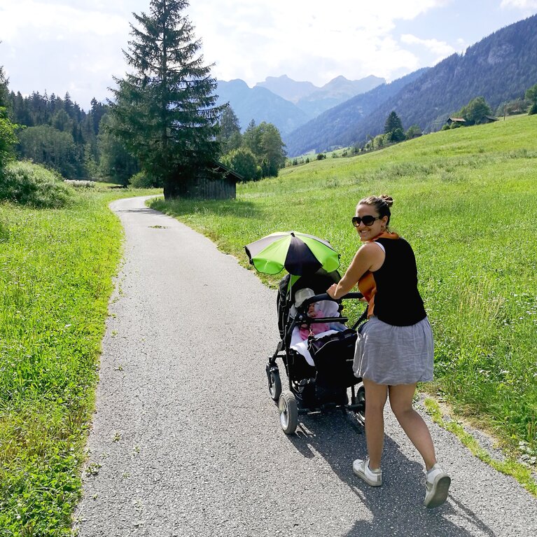 Frau schiebt den Kinderwagen am Bachweg im Gschnitztal | © Peter Holzmann