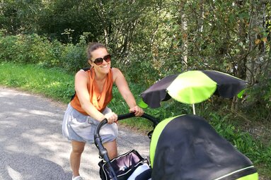 Frau schiebt den Kinderwagen | © Peter Holzmann