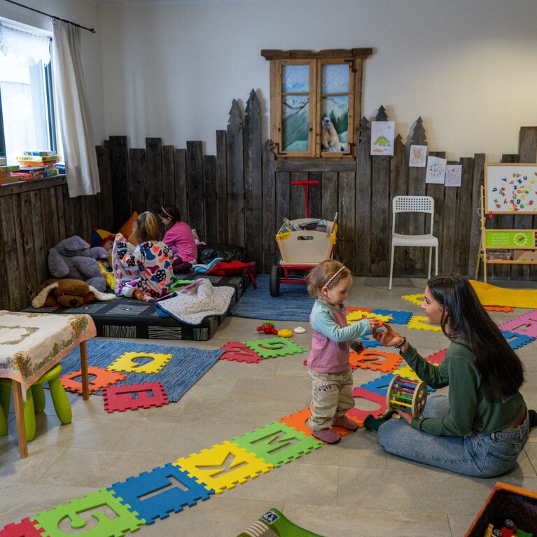 Kinderbetreuung im zertifizierten Familienskigebiet Bergeralm im Wipptal | © TVB Wipptal | Helena Beermeister