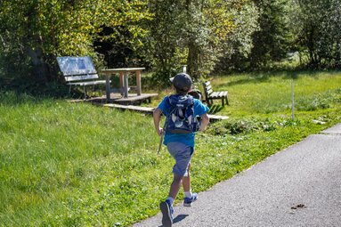 Schnell zur nächsten Station am Wasserweg Gschnitztal. | © TVB Wipptal | Judith Hammer