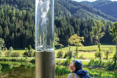 So erzeugt man einen Wasserstrudel. | © TVB Wipptal | Judith Hammer