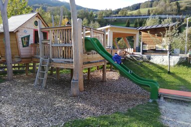 Tolle Elemente für alle Kinder am barrierefreien Spielplatz. | © Familie Steiner