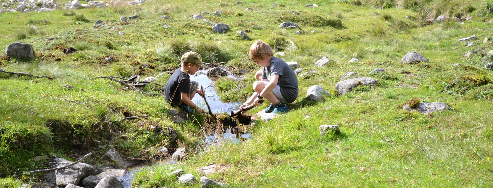 Beim Spielen am Bach im Valsertal – unterhalb von Helgas Alm | © TVB Wipptal