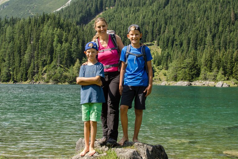 Mama Ulrike mit ihren Söhnen Leon und Julian. | © TVB Wipptal | Joakim Strickner