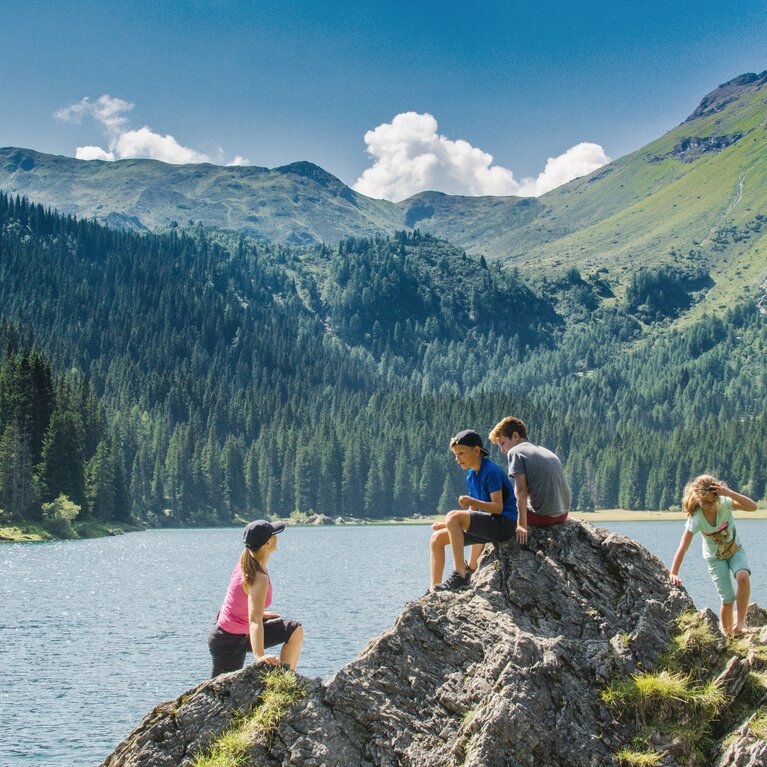 Gemeinsame Jause am Obernberger See nach der Wanderung | © TVB Wipptal | Joakim Strickner