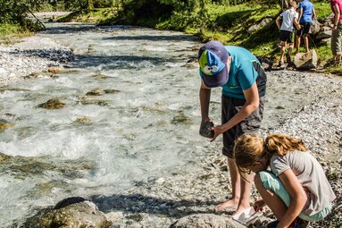 Spiel und Spaß mit einer "Monstersuche" am Bach | © TVB Wipptal | Joakim Strickner