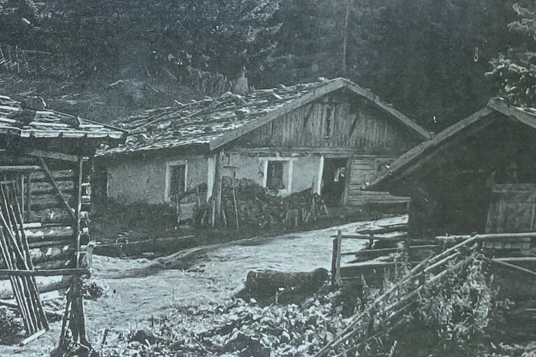 Schwarz-weiß Bild einer alten Almhütte | © Daniela Plattner
