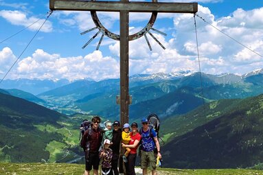 Eine Familie am Gipfel des Sattelbergs mit Panaroma ins Wipptal | © TVB Wipptal / Daniela Achmüller