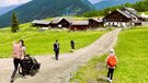 Eine Frau mit 3 Kindern und Kinderwagen kurz vor der Sattelbergalm | © TVB Wipptal / Daniela Achmüller