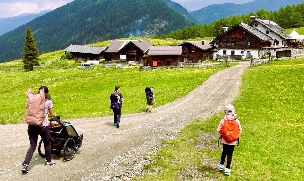 Eine Frau mit 3 Kindern und Kinderwagen kurz vor der Sattelbergalm | © TVB Wipptal / Daniela Achmüller